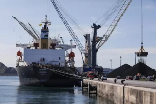 Una jueza investiga al director del Puerto de Gijón por la extraña desaparición de 160.000 toneladas de carbón en Asturias
