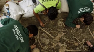 Las familias de dos víctimas del franquismo recuperan sus restos en Víznar (Granada)