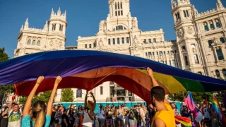 Tacones, condones y copas: así es el cartel del Orgullo 2024 en Madrid que ha desatado la polémica en redes sociales