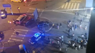 Familiares y amigos de las víctimas del tiroteo mortal en Girona destrozan la casa del presunto autor entre gritos de "asesino"