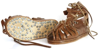 Sandalia militar romana con clavos de 2.000 años de antigüedad encontrada en Alemania (ENG)