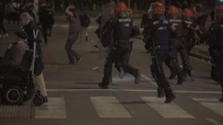 Un vídeo desvela que un ertzaina propinó una patada a la mujer herida en el suelo