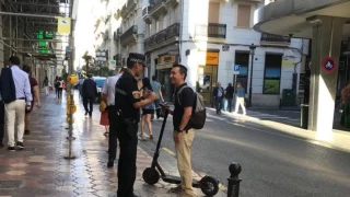 Novedades de la DGT para montar en patinete eléctrico: prohibido a menores de 16 años y casco y luces obligatorias