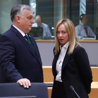 Meloni y Orbán llegan furiosos a la cumbre de Bruselas tras quedar fuera del reparto de poder de la UE