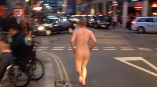 El hecho de que el director de la AEMET haya salido desnudo a la calle gritando «¡Nos vamos a la mierdaaaa!» hace temer un cambio brusco de las temperaturas este fin de semana