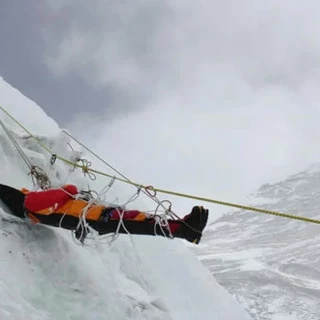 El deshielo del Everest deja al descubierto cadáveres de montañistas y toneladas de basura