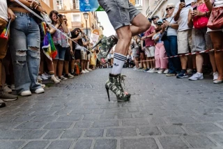 La Policía de Salamanca corta una carrera del Orgullo para que pase una procesión