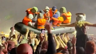 Banksy lanza una balsa con migrantes en el concierto de IDLES en Glastonbury (EN)