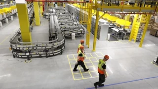 La apertura de la planta logística de Amazon en Siero lleva al límite el alquiler de vivienda: "No queda nada libre"