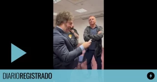 La vergonzosa medalla que le entregó Bolsonaro a Javier Milei por 'su heterosexualidad'