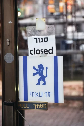 Un país en colapso: 46.000 negocios han cerrado desde el inicio de la guerra (HEB)