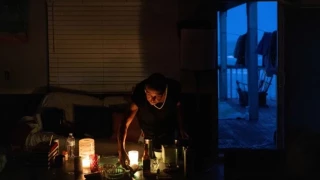 Aumenta la ira en el sureste de Texas mientras los cortes de electricidad y el calor se vuelven mortales