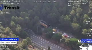 Vuelca un autobús con 60 personas en Barcelona