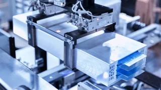 El precio de las baterías chinas cae un 51% y hace los vehículos eléctricos más baratos que los térmicos