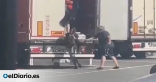 Un camionero saca a latigazos a un grupo de mujeres migrantes de su remolque en Ventimiglia, en la frontera entre Italia y Francia