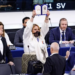 Expulsada de la Eurocámara una eurodiputada de ultraderecha que gritaba con un bozal puesto