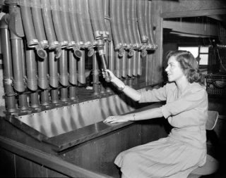 Cautivadoras fotos antiguas de sistemas de mensajería con tubos neumáticos