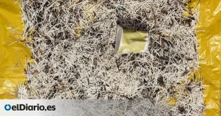 Voluntarios recogen fibras de plástico en la costa de Castro Urdiales tras el vertido: "Siguen llegando miles a las playas"