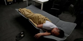 Un hombre malvive durante 20 años para ahorrar 600.000 euros y poder jubilarse y ahora se lamenta: «Todo es inútil»