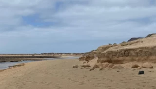 Nuevo atentado medioambiental en La Graciosa: graban decenas de nombres en un paraje protegido
