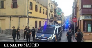 Desokupa y la policía, mano a mano en un desahucio en Carabanchel