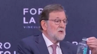 Rajoy cuenta su primera experiencia con una botella con el tapón adherido: "Me puse hecho un circo"