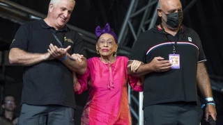 "¡Abusadores! ¡Abusadores!" La cantaora Mayte Martín denuncia el trato a una Omara Portuondo desorientada y fatigada en un concierto en Barcelona