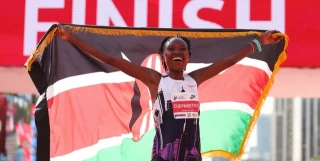 Ruth Chepngetich destroza el récord del mundo de maratón en Chicago y rompe la barrera de 2 horas y 10 minutos