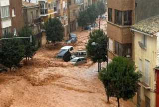 El río Magro se desborda en Utiel y arrastra coches e inunda viviendas - Valencia