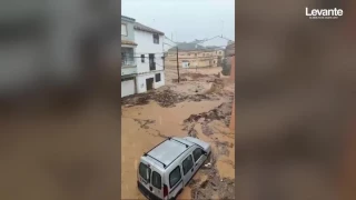 Un puente en Requena se viene abajo por la DANA: "Se ha roto un puente, se ha roto un puente, se está inundando todo" - Valencia