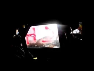 Cómo romper la ventanilla del coche usando un reposacabezas