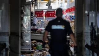 Los que se lucran con la tragedia: "Me han cobrado 5 euros por un botellín de agua de medio litro"