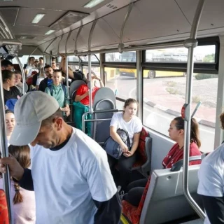 Rebelión en los autobuses "No queremos ir a limpiar tiendas" [Los buses dejan a los voluntarios en el centro comercial y desde allí se desplazan a los puntos más necesarios]