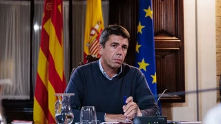 Mazón dice que lleva días pidiendo camiones de desatasco, pero "no llegan" y el Gobierno lo desmiente: "Actuamos en una hora"