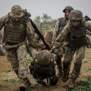 Los soldados ucranianos huyen del frente: “grupos enteros abandonan sus unidades” (ALE)