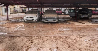 Mecánicos en Valencia avisan de que se están apilando coches para el desguace que “solo necesitan batería y nuevos airbag”