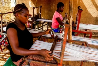 Tejidos africanos frente a togas negras satinadas: el sentimiento anticolonial llega al mundo judicial de Burkina Faso