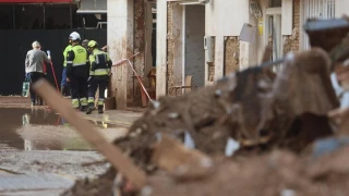 Paiporta lanza un grito de auxilio: "Las alcantarillas están obstruidas y las aguas fecales ya llegan a las casas" - DANA Valencia