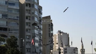 Associated Press fotos: Un fotógrafo de AP capta la caída de una bomba en un edificio del barrio de su infancia [EN]