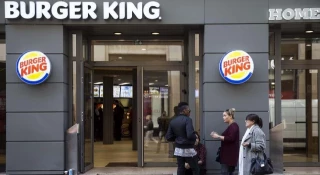 Alerta de la patronal de McDonald's, Burger King, Vips y Telepizza: "Pagamos mejor pero no encontramos trabajadores"