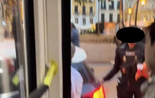 Vídeo: Un autobús lleno de pasajeros se queda bloqueado en el centro de Madrid porque dos policías querían comprar el pan