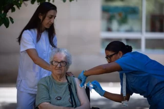 Denuncian la contratación de personal sanitario sin titulación en residencias públicas de la Comunidad de Madrid