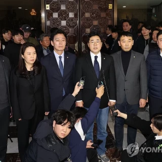 Líder de la oposición surcoreana: "Yoon no puede escapar de los cargos por traición. Debe dimitir de inmediato." [KOR]