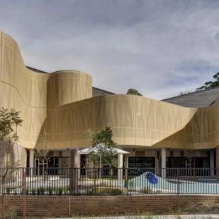 Ni rascacielos ni aeropuertos: el mejor edificio del mundo en 2024 es una escuela de un barrio multicultural