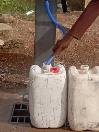 Cierran los accesos al agua abiertos gracias a una donación en el mayor asentamiento de temporeros de Almería