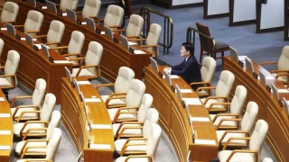 El presidente de Corea del Sur sobrevive la moción de censura al abandonar los diputados de su partido el hemiciclo justo antes de la votación [ENG]