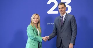 El Gobierno condecora a Giorgia Meloni con la Cruz de la Orden de Isabel la Católica También concede la Cruz de la Orden de Carlos III al presidente italiano, Sergio Mattarella, en el marco de la visi