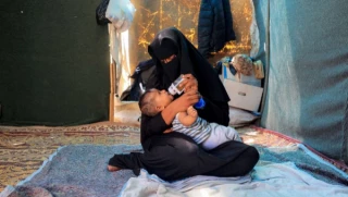 Desesperadas por conseguir fórmula para bebés y obligadas a usar bolsas de plástico como pañales, las madres de Gaza se manifiestan contra el genocidio de Israel que mata a sus bebés (EN)