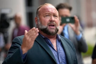Juez de Texas rechaza puja ganadora de The Onion y permite a Alex Jones quedarse con Infowars