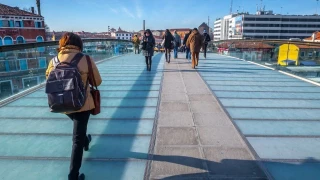 Venecia desmonta el puente de vidrio de Calatrava